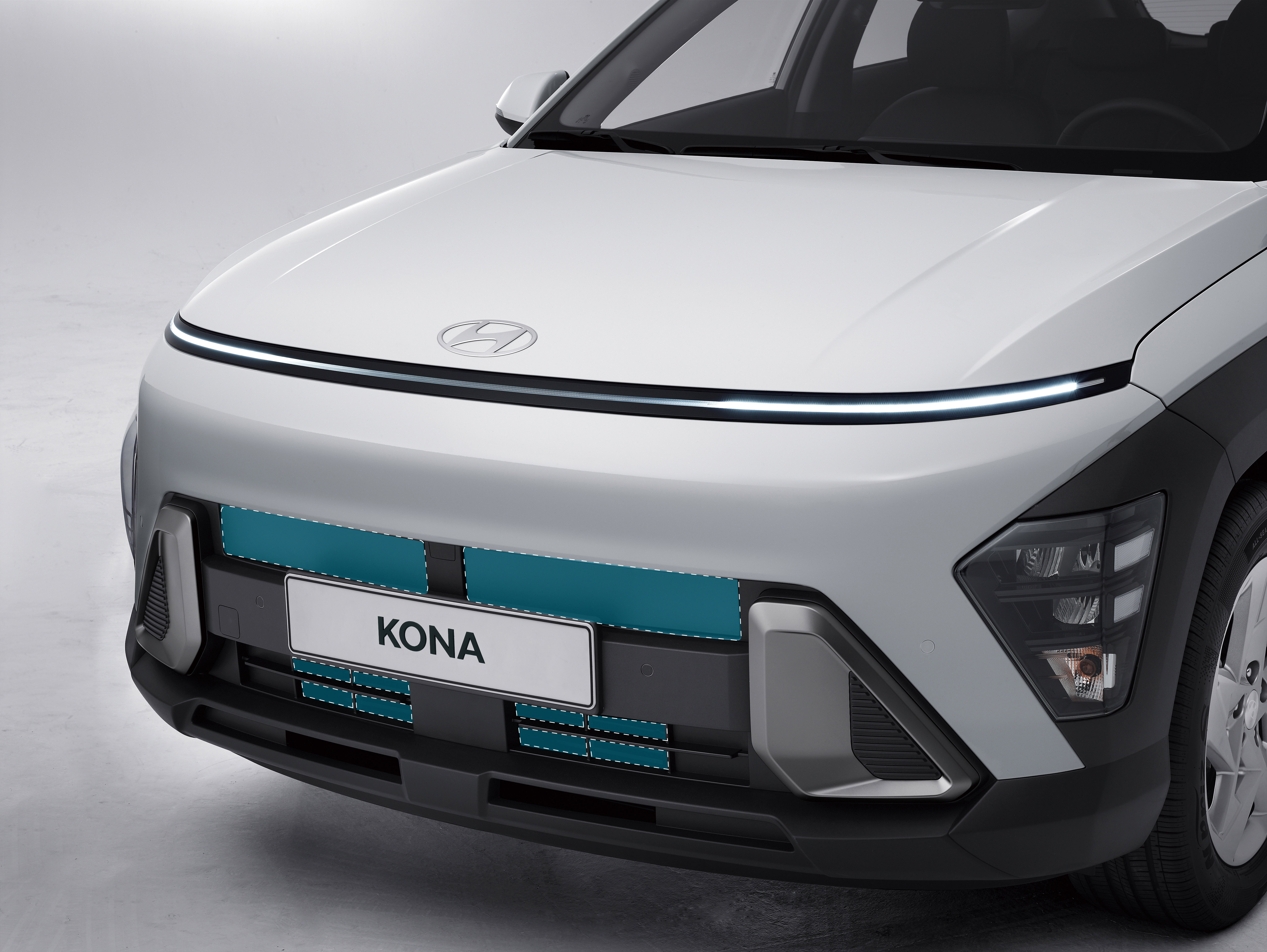 The all-new Hyundai KONA Hybrid in white and its upper and lower active air flaps.