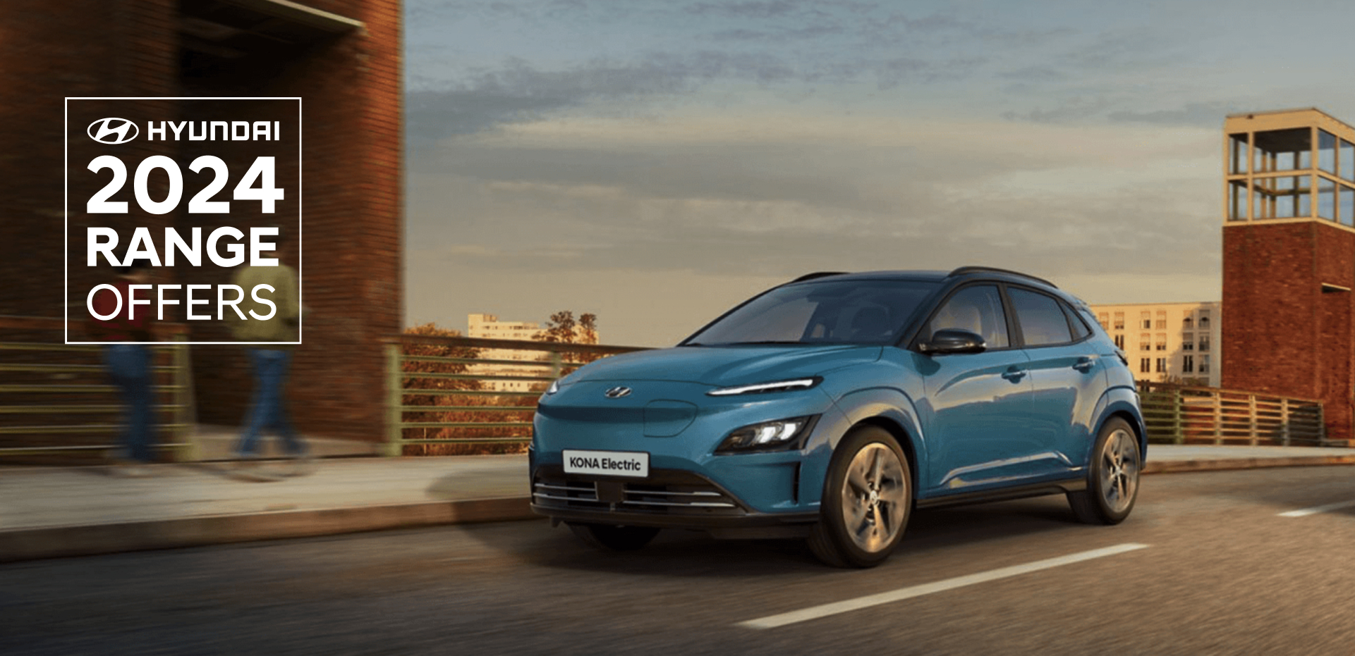 The new Hyundai Kona Electric from the front in Dive in Jeju, standing on a road in the city.
