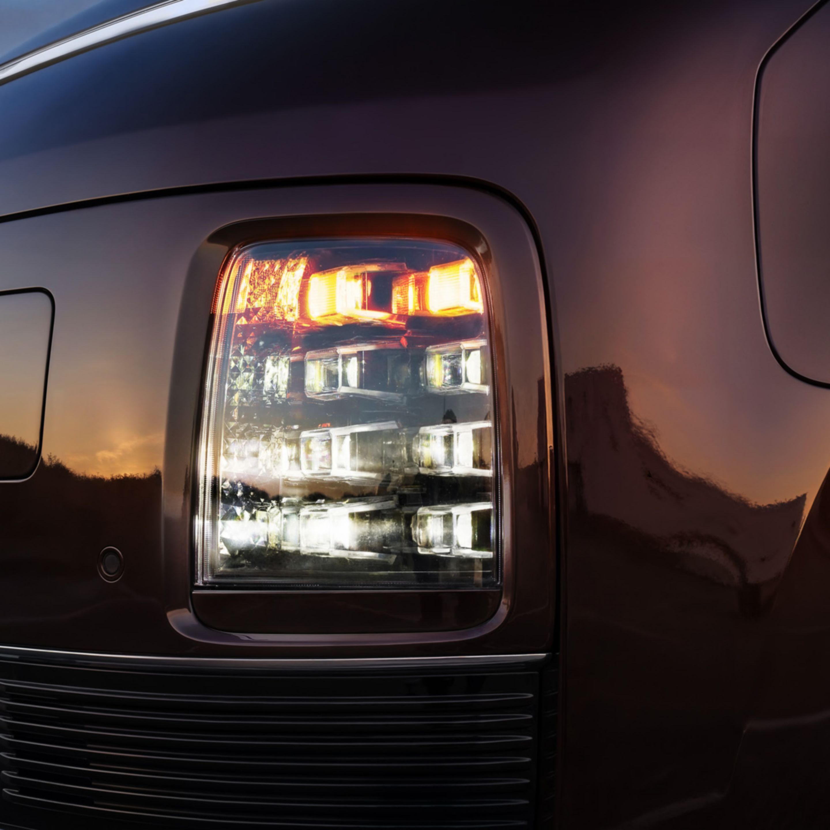 Hyundai STARIA Electric light detail showing lighting elements at sunset.