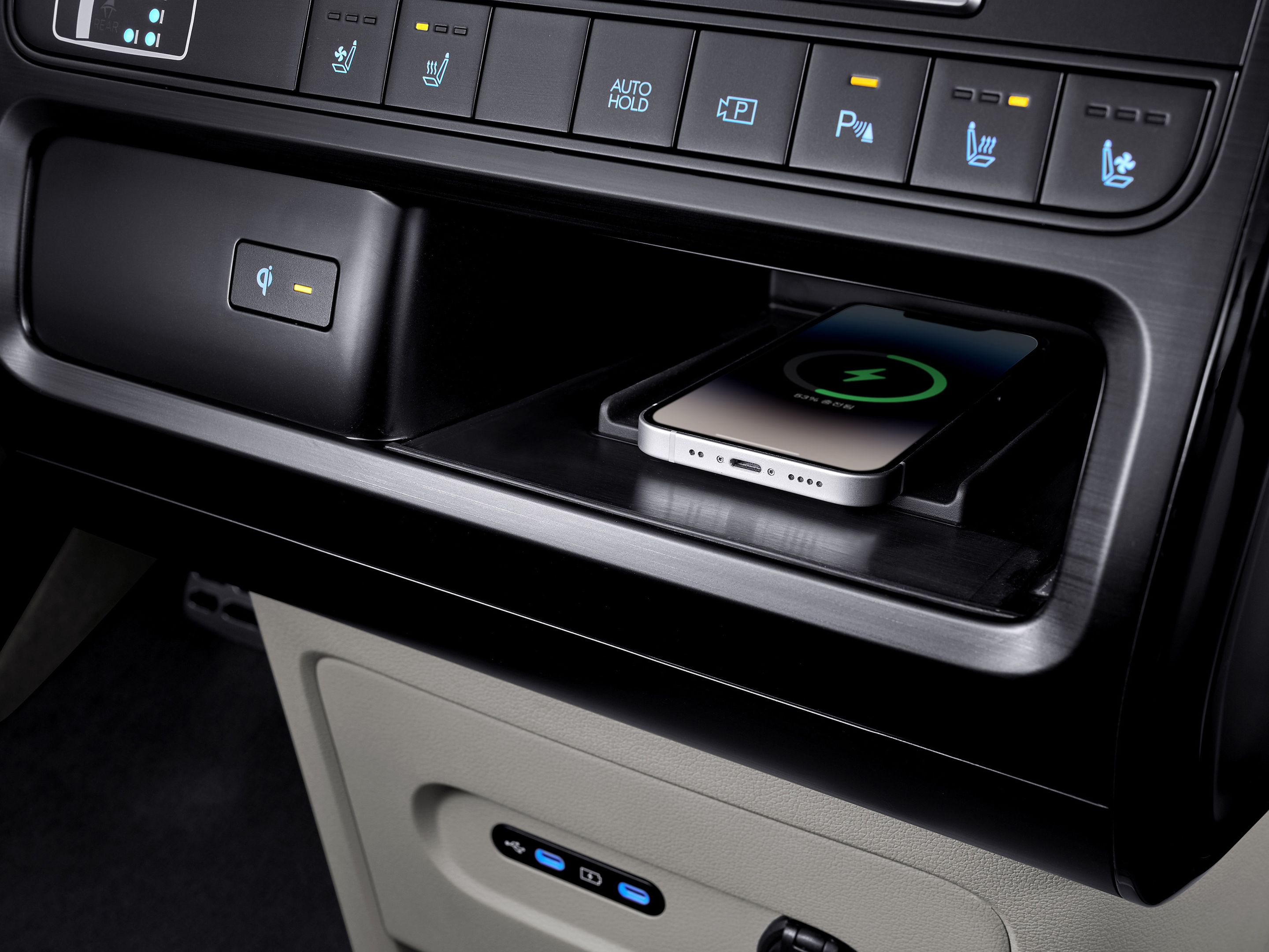 Hyundai STARIA Electric wireless charging smartphone for convenient in-cabin charging.